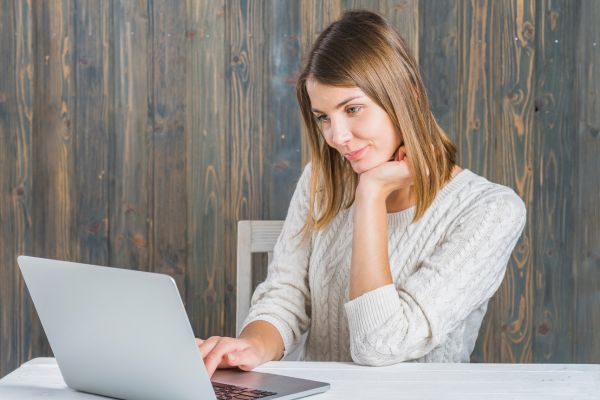 A women using her laptop